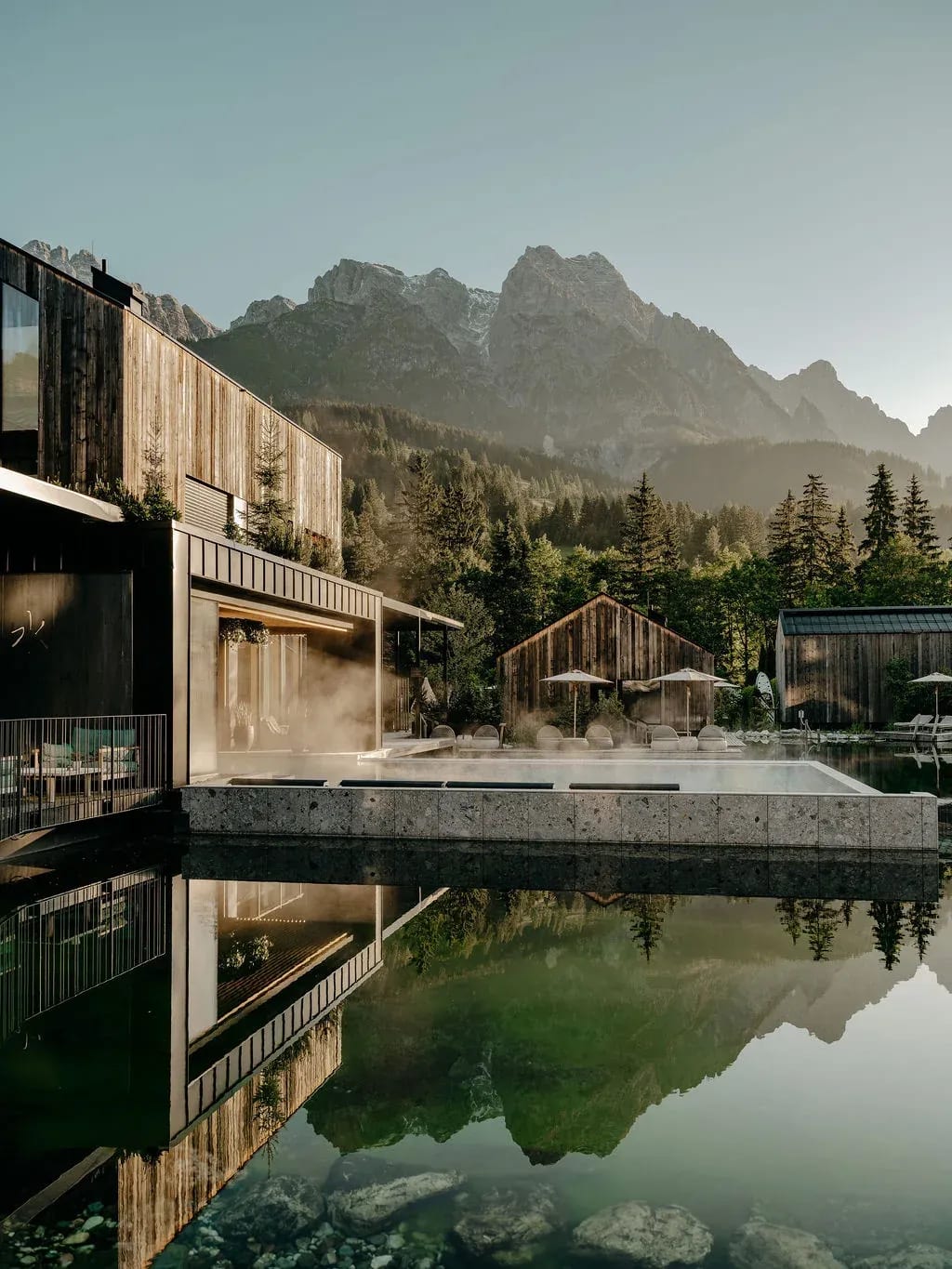 waldSPA im Naturhotel Forsthofgut in Leogang — Badeteich und Pool vor den Leoganger Steinbergen